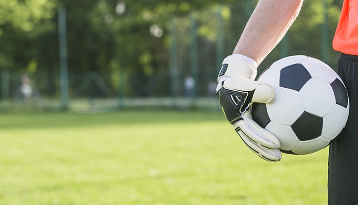 Les clubs de foot font trop peu contre le blanchiment